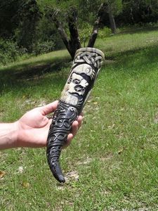 Cuerno vikingo festivo para beber hecho a mano para hidromiel y cerveza perfecto para fiestas navideñas y alegrías navideñas - Product Image 6