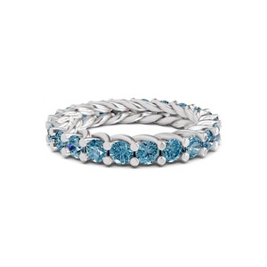 Anillo de Eternidad Redondo Azul Hielo Entrecruzado con Diamantes Cultivados en Laboratorio de 2.00 Ct Tw, Oro Sólido de 14K, Color Azul Hielo, Claridad VS, 20 Diamantes Entrelazados - Product Image 1