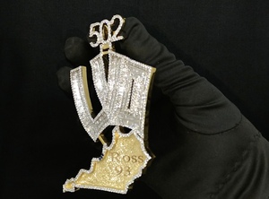 Colgante de diamante de diseño elegante con pulido brillante y brillo de larga duración Ideal para mujeres modernas Accesorio de moda de la India - Product Image 3