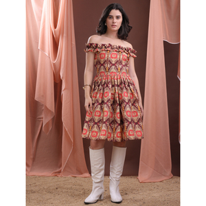 Mini vestido con hombros descubiertos y estampado Floral de óxido para mujer, ajustado y acampanado, sin mangas, mezcla de algodón, tejido con volantes, diseño de estilo étnico - Product Image 1