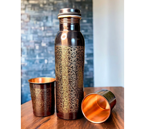 Oretrove Botella de cobre y juego de vidrio de cobre Diseño en relieve con acabado antiguo-Juego de regalo para vasos 1000 ML - Product Image 5