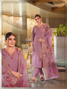 Ensemble Kurti ethnique indien de créateur pour femmes comprenant Kurta élégant avec pantalon droit et Dupatta pour festivals et événements - Product Image 3