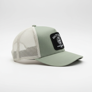 Casquette de camionneur en vert sauge vierge en gros avec patch de logo personnalisé, design d'ancre Ocean Drifters, casquette en maille - Product Image 2