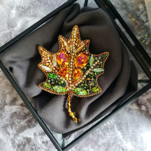 Broches perlées faites à la main-Cadeau de styles traditionnels/modernes/antiques de couleur et de forme personnalisables de haute qualité pour la douche de bébé - Product Image 1
