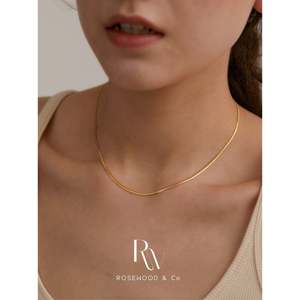 Collana a spina di pesce sottile in oro da 1,5 mm, impermeabile, a serpente, delicata, impilabile, alla moda, a strati, che non si ossida - Product Image 2