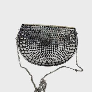 Sac à main pour femme en métal perlé de qualité supérieure, couleur argent attrayante, design moderne et solide - Product Image 3