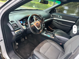 Ford Explorer XLT 4WD Usado Recientemente, Volante a la Izquierda, 2017, 1-25000 Millas, Listo para Enviar - Product Image 5