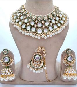 Exquisito conjunto de joyería nupcial Kundan Meenakari, pendientes a juego y incrustaciones de esmalte colorido Maang Tikka para bodas y eventos festivos - Product Image 3