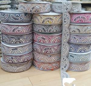 Tissu en dentelle brodée délicate sur mesure pour robes de mariée Lehengas Couture robes et projets de couture - Product Image 4