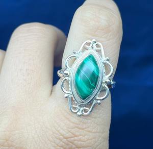 Bague en argent malachite naturelle faite à la main pour femmes incrustation de réglage de lunette pour mariage - Product Image 2