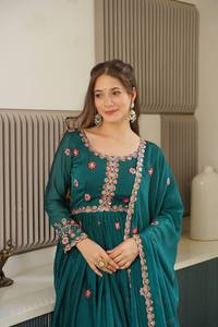 Impresionante Nueva Colección de Diseñador, Atuendo de Fiesta, Vestido de Seda Noha Crush con Dupatta y Sharara, Bordado Intenso con Lentejuelas - Product Image 3