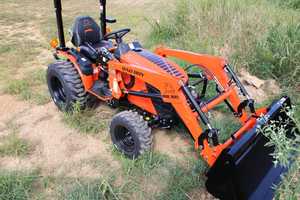 Tractores Mini Bad Boy Serie 10 - 1025H de 25 HP NUEVOS/Usados con Cargador 105 en Venta - Product Image 3