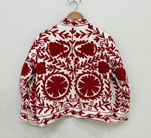Suzani ทำด้วยมือสีแดงและสีขาวเสื้อแจ็กเก็ตปักลายดอกไม้สไตล์โบฮีเมียนเก๋ไก๋ - Product Image 2