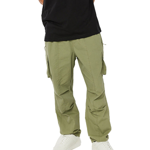 Pantalon homme style urbain épuré, conçu pour une mobilité flexible, avec une forme simple et un look moderne équilibré. - Product Image 1