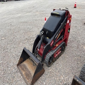 รถตักล้อยางขนาดเล็ก Toro Compact Track Loader รุ่นมินิ ใช้เครื่องยนต์ดีเซล สีดำ บุ้งกี๋หน้า รับน้ำหนักได้สูง เหมาะสำหรับงานก่อสร้างในฟาร์มและขนย้ายวัสดุก่อสร้าง - Product Image 6
