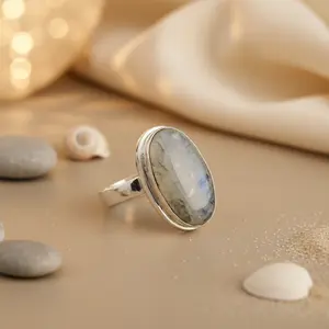 แหวนเงินแท้ 925 ประดับพลอยมูนสโตนทรงรี 10 มม. สำหรับผู้หญิง ดีไซน์หรูหราหรือทันสมัย พร้อมฝังพลอยโกเมนและอะเมทิสต์ - Product Image 3