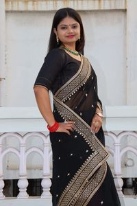 Las últimas y nuevas mujeres de diseñador impresas de aspecto elegante usan saris de fabricante indio en precio al por mayor - Product Image 3