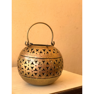 Farol Colgante de Latón Hecho a Mano con Diseño Intrincado de Tallado, Portavelas Decorativo para Decoración del Hogar, Colgante de Pared para Festivales - Product Image 5