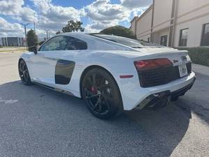โปรโมชั่น (W&T) ลดราคา รถมือสอง Audi R8 2 ประตู คูเป้ ปี 2021 (เครื่องยนต์ 5.2 ลิตร 10 สูบ 7AM) - Product Image 3