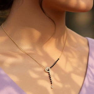 Collar Mangalsutra de Acero Inoxidable y Titanio con Forma de Corazón y Número, Chapado en Oro con Diamantes Incrustados, Estilo Hindú, de Hallmark Trendy Wedding - Product Image 1