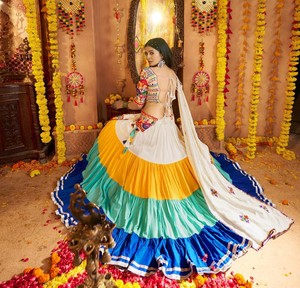 คอลเลกชันใหม่ออกแบบโดยนักออกแบบผ้าไหมแท้ที่มีการพิมพ์บล็อคและเย็บด้วยผ้าใบและสามารถแนบ lehenga choli สามารถขายออนไลน์ - Product Image 6