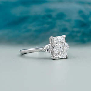 Bague de fiançailles à trois pierres en diamant taille radiant en or blanc, bijoux en diamant de laboratoire - Product Image 2