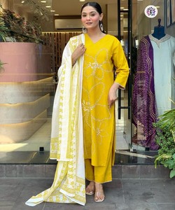 DESIGNER CHANDERI BRODERIE TRAVAIL HAUT BAS AVEC DUPATTA FESTIVE WEAR PRIX DE GROS VÊTEMENT ETHNIQUE JAUNE - Product Image 1