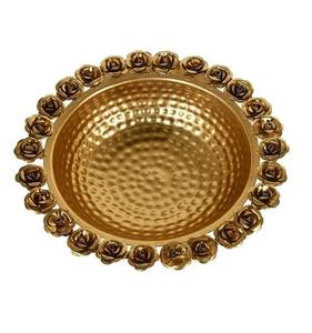 Urli Bowl Puja Artículo de decoración para decoración del hogar Cuenco de metal Flores flotantes Boda Diwali Artículos de decoración. - Product Image 1
