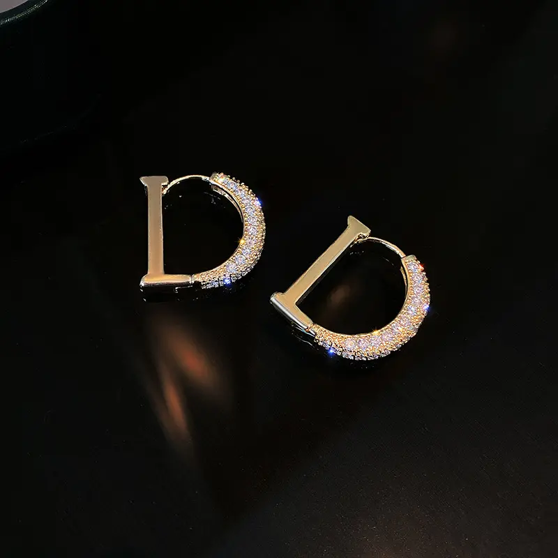 2023 Luxo Rhinestone Gold Color Letter D Hoop Earrings Para As Mulheres de Alta Qualidade Brincos Geométricos Jóias Presente Do Partido