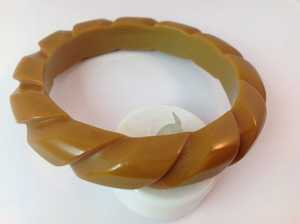 Brazalete de resina de diseño moderno Brazalete de resina de varios colores para mujeres y niñas para productos de venta caliente por artesanía de media luna - Product Image 4