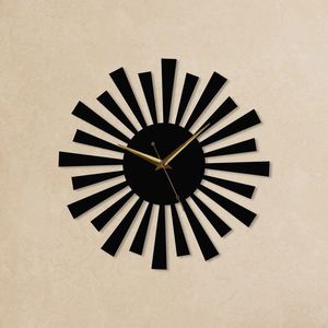 Horloge murale en métal de fer haut de gamme de style ferme avec de grands chiffres romains finis antiques et un attrait esthétique rustique en détresse - Product Image 1