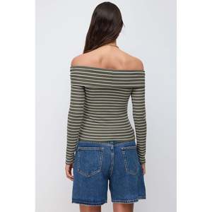 เสื้อเบลาส์ลายทางรัดรูปเปิดไหล่ - Product Image 5