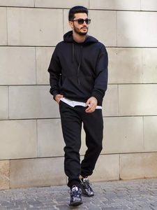 Chándal personalizado de alta calidad para hombre con Sudadera con capucha y pantalones a juego diseñados para entrenamientos de gimnasio deporte y ropa casual - Product Image 5