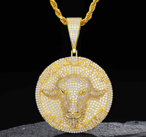 Pendentif en forme de chèvre avec un pendentif rond en diamant moissanite avec sertissage en canal, style hip-hop - Product Image 3