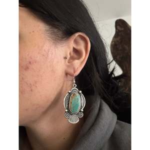 Boucles d'oreilles pendantes en turquoise de Kingman et argent sterling, faites à la main par des artisans Navajo - Product Image 2