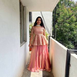 Conjunto de lehenga de seda crujiente con bordado pesado de lentejuelas, top cosido de manga larga y parte inferior semi cosida con vuelo. - Product Image 3