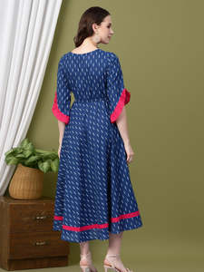 Robe Anarkali Kurta en coton cambric brodé à imprimé Ikat pour femmes en gros, longueur mollet, col bateau, manches courtes, vêtements ethniques bleus - Product Image 3