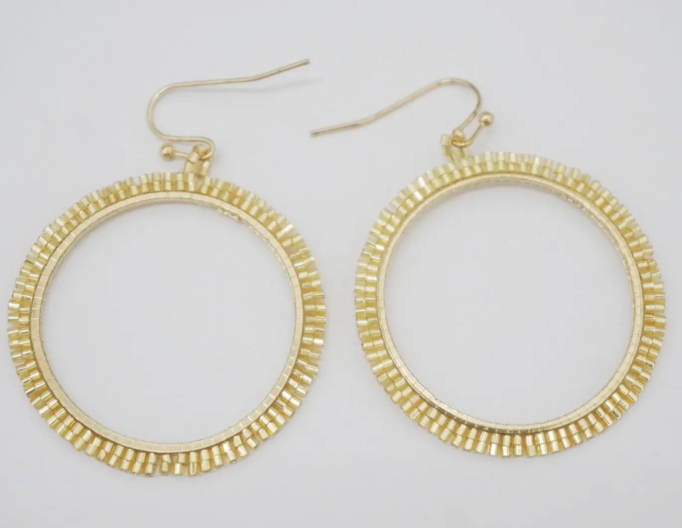 Nuovi orecchini in acciaio da donna eleganti di alta qualità di tendenza disegni geometrici ad alta distinzione in stile pendente placcato oro opaco
