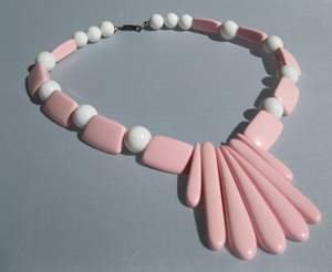 Collar colgante de resina colorido hecho a mano para mujer - Product Image 1