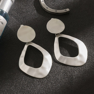 Orecchini Pendenti Geometrici Dorati di Tendenza, Irregolari e Vuoti, Gioielli in Metallo Astratti Minimalisti, Vendita all'Ingrosso - Product Image 2