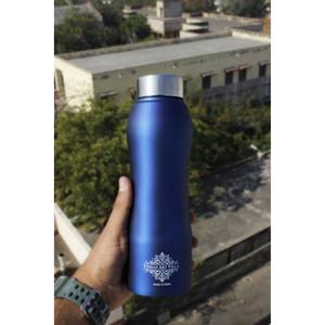 Botella de Vacío de Acero Puro Azul Mate de 750 ml, Diseño Ergonómico, Tapa de Acero, Clásica, Grabada, para Bebidas Frías y Calientes - Product Image 2