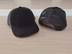 Casquette de camionneur en polyester imprimé par transfert de chaleur Logo personnalisé Casquette de camionneur brodée à 6 panneaux Tissu en maille épissé vierge - Product Image 5