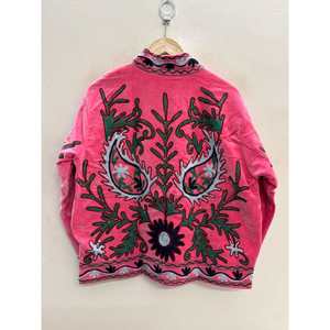 Chaqueta de Invierno Rosa Rani Bagh-e-Rajasthan, Bordada con Suzani, de Terciopelo para Mujer - Product Image 1
