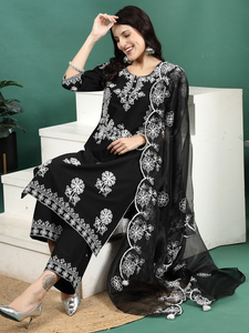 Conjunto de Kurta, Palazzo y Dupatta Recto Elegante de Algodón con Bordado Floral en Color Negro para Mujer, de Alta Calidad y Muy Solicitado - Product Image 2