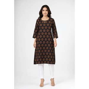 Eleva tu colección de ropa informal con esta impresionante kurta negra de algodón popelín con estampado floral, cuello barco y manga tres cuartos para mujer. - Product Image 1