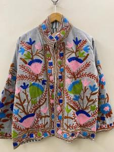 Veste courte en velours de Bohème Boho Suzani Veste courte en velours brodé Vêtements pour femmes Manteau disponible au meilleur prix - Product Image 2