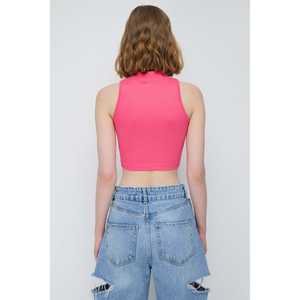 Blouse courte décontractée sans effort avec logo sur le devant - Product Image 4