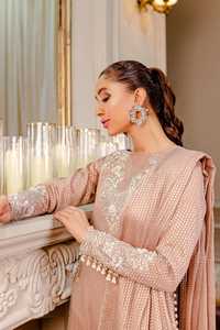 Robe de soirée Anarkali Lehenga Choli en tissu indien personnalisé à manches longues avec des embellissements élégants Mode féminine Acrylique - Product Image 5