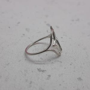 Bague fine en argent sterling 925 ajustable avec lunette en forme d'aileron de dauphin Bague bohème artisanale Bague en argent empilable - Product Image 3