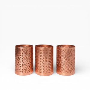 Ensemble de bougeoirs modernes en métal finition cuivre avec découpes géométriques et florales variées - Product Image 1